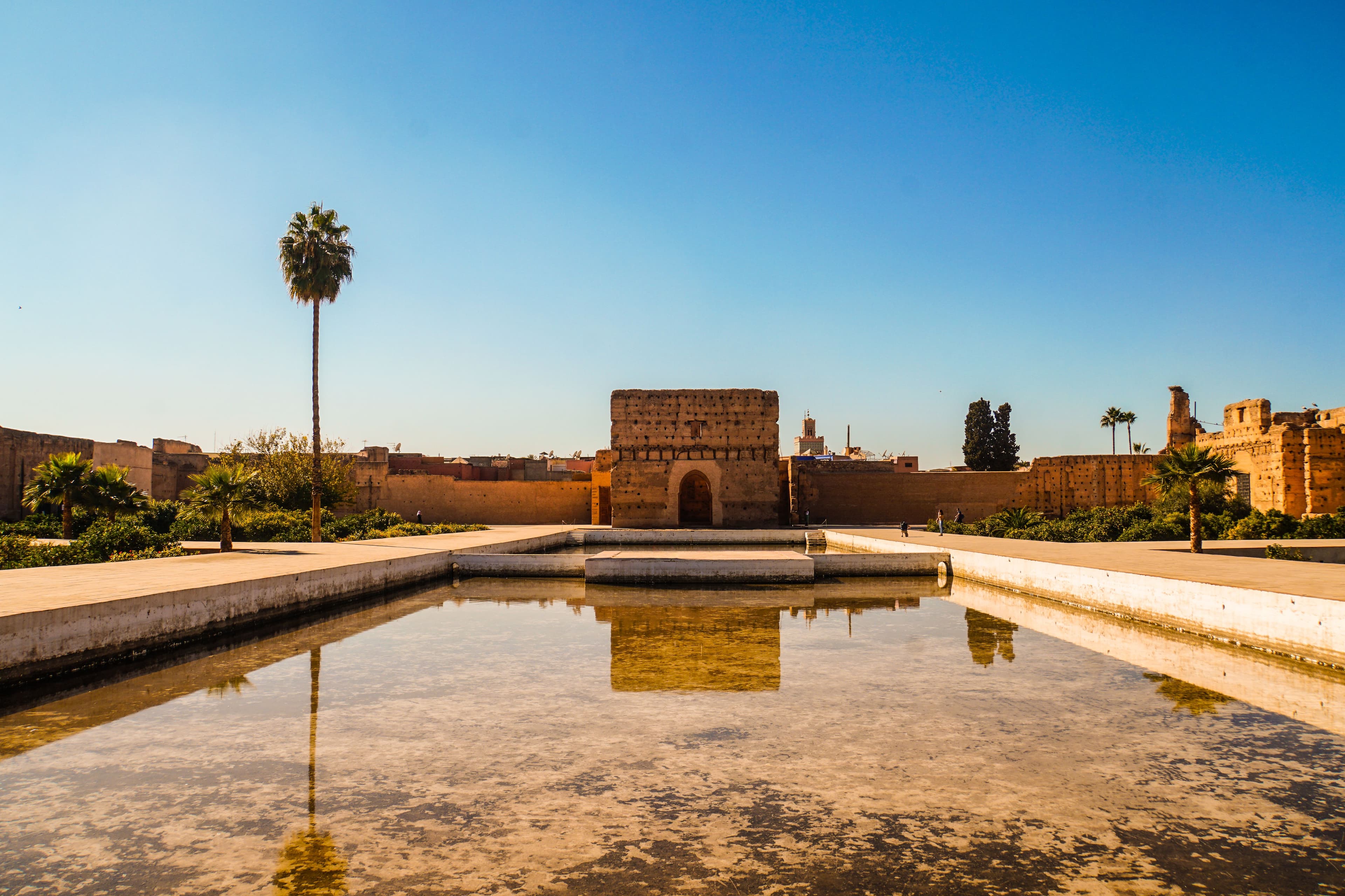 حوض وأسوار قصر البديع في مراكش